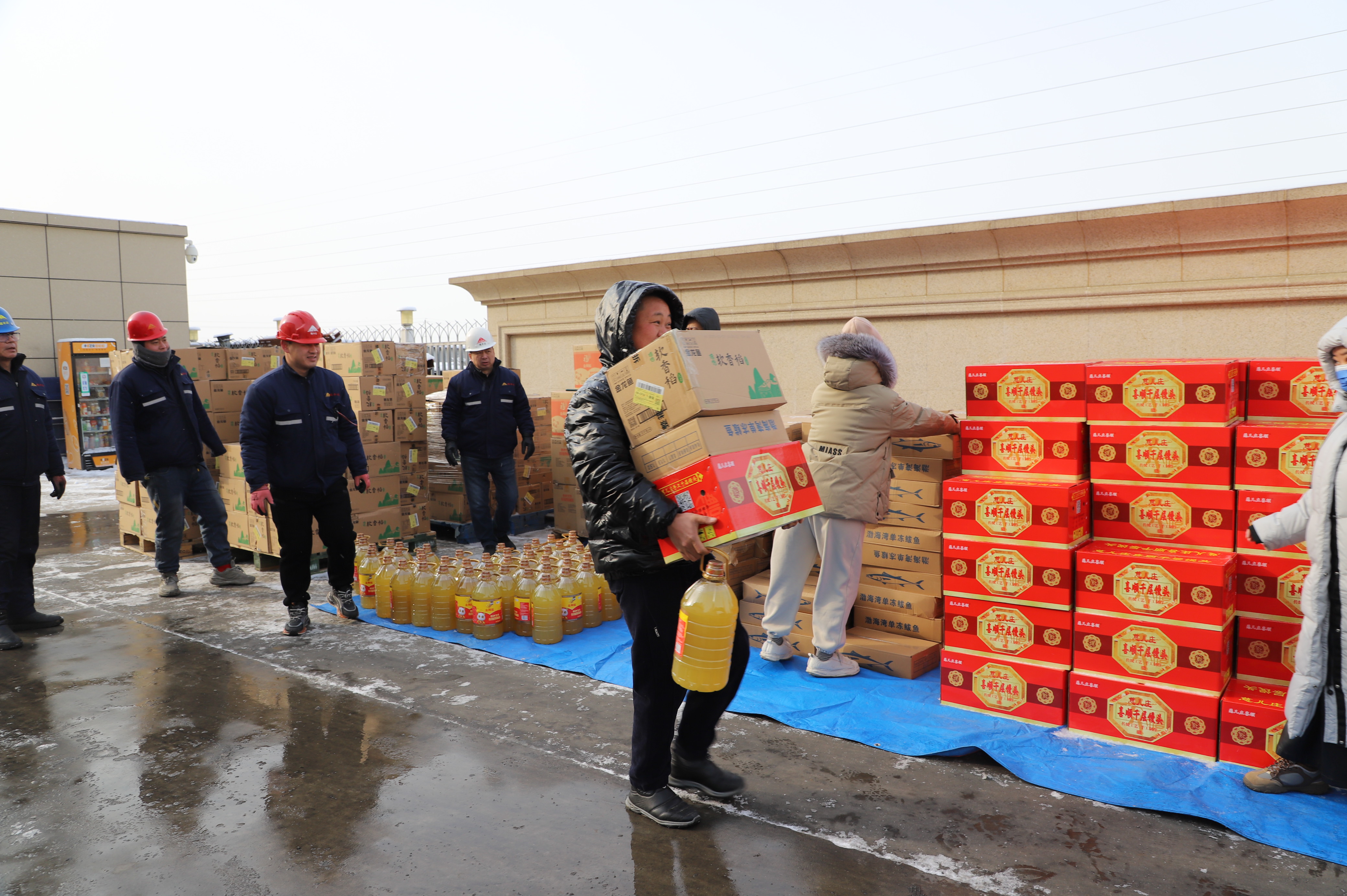 瑞豐達年貨發放｜禮載溫情，共赴馬年新程
